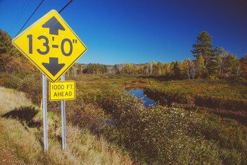 Verkehrsschild in einer herbstlichen Landschaft in den USA