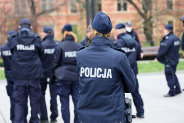 Policjantka polska podczas służby z innymi policjantami.  - obrazy, fototapety, plakaty