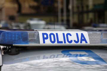 Sygnalizator z napisem policja na radiowozie polskiej policji. © FotoDax