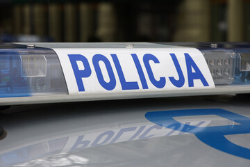 Sygnalizator z napisem policja na radiowozie polskiej policji. © FotoDax