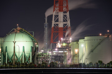 工場の煙突とタンク