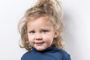 portrait petite fille charmante bouclé au yeux bleu