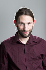portrait jeune homme avec barbe, trentaine en chemise rouge
