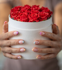 Flower box z czerwonymi różami, kolorowe paznokcie manicure