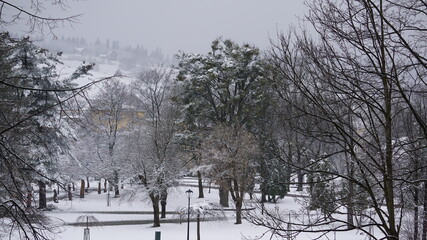 Zima w Polskich górach w Beskidzie śląskim uderzyła w kwietniu 2021. Zdjęcia w Wiśle nad Wisłą. Ośnieżone drzewa, i otoczenie. 