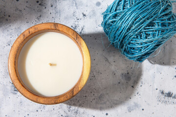 Velas de soja vertidas en cuenco de madera con aceites esenciales. Concepto de minimalismo. Spa.