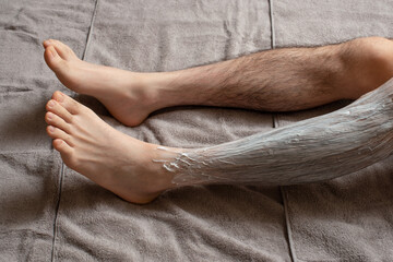 メンズ　脚脱毛　片脚に除毛クリームを塗ったイメージ