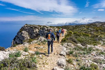 Tuinposter Schönes Mallorca: Wanderung einer Gruppe im Naturpark über Valldemossa auf dem historischen Reitweg des Erzherzogs Salvator auf den Caragoli © Frank Lambert