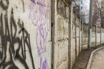 Fototapeta premium old peeling wall with graffiti 