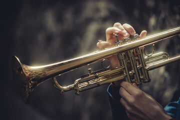 Plakat musical trumpet in hands close-up