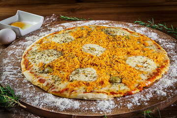 Delicious chicken pizza with catupiry cheese, oregano, olives and tomato sauce.
