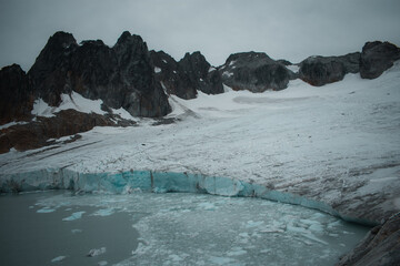 glaciar entre las montañas