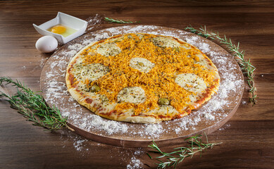 Delicious chicken pizza with catupiry cheese, oregano, olives and tomato sauce.