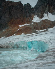 glaciar entre las montañas