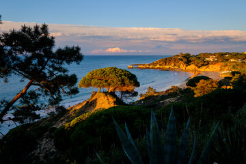 Sonnenaufgang am Strand des Atlantik der Felsalgarve bei Albufeira, Algarve, Barlavento, Westalgarve, Distrikt Faro, Portugal, Europa