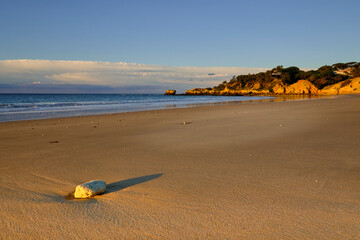 Sonnenaufgang am Strand des Atlantik der Felsalgarve bei Albufeira, Algarve, Barlavento, Westalgarve, Distrikt Faro, Portugal, Europa