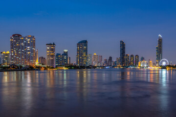 Fototapeta na wymiar Bangkok city And tourist attractions Water travel, beautiful landscape view Chao Phraya River evening light