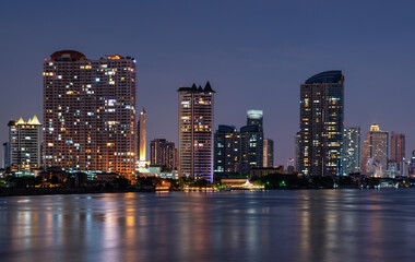 Fototapeta na wymiar Bangkok city tourist travel beautiful landscape view Chao Phraya River evening light