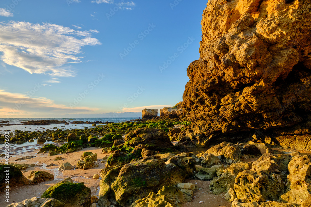 Poster Sonnenaufgang am Strand des Atlantik der Felsalgarve bei Albufeira, Algarve, Barlavento, Westalgarve, Distrikt Faro, Portugal, Europa