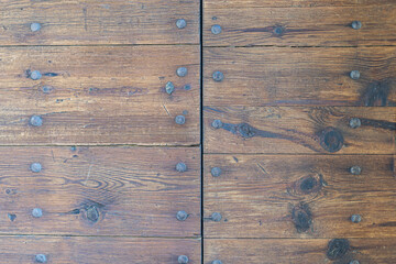 Top view of rich wooden planks with nails in them and a line in the middle separating them © Blackout Studio/Wirestock