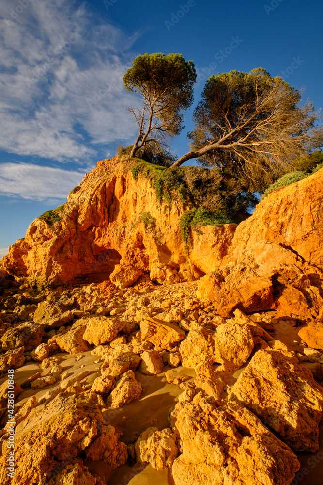 Poster Sonnenaufgang am Strand des Atlantik der Felsalgarve bei Albufeira, Algarve, Barlavento, Westalgarve, Distrikt Faro, Portugal, Europa