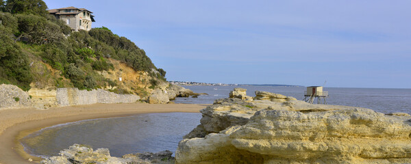 Panoramique crique rocheuse au carrelet à Saint-Palais-sur-Mer (17420), département de...