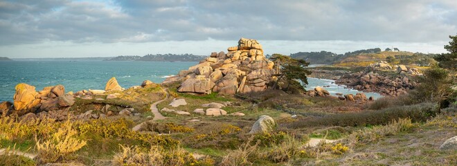 Sentier de randonn&eacute;e traversant la C&ocirc;te de granit rose en Bretagne , France 
