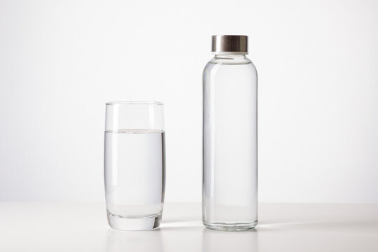 Wasserglas mit Wasserflasche und Sprudel