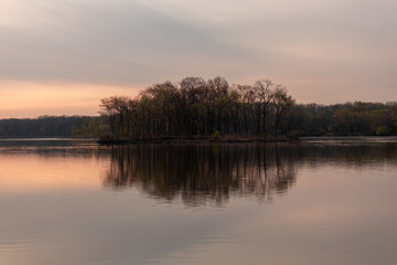 Obraz premium April sunrise over Busse Woods Elk Grove Village Illinois