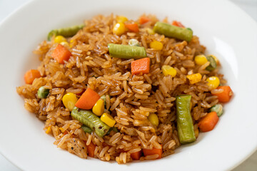  fried rice with green peas, carrot and corn