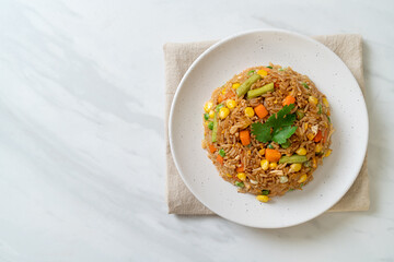  fried rice with green peas, carrot and corn