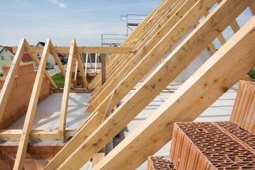 Dachstuhl im Rohbau mit Holzbalken