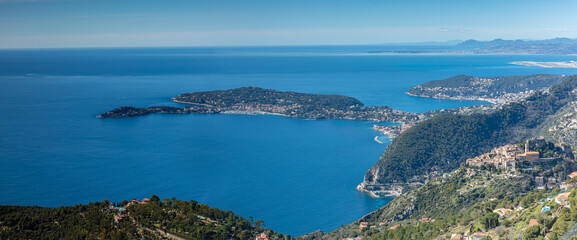 La presqu'île du Cap Ferrat et le Village perché d'Èze-Village en Provence-Alpes-Côte d'Azur .