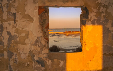 Vue d'un étang de la Camargue, réserve naturelle protégée depuis une fenêtre d'une cabane de...