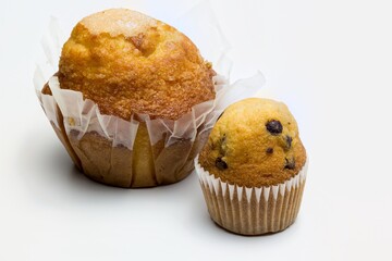 mini magdalena de pepitas de chocolate junto a una magdalena grande