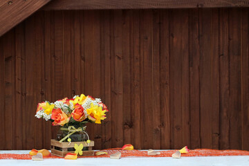 Fototapeta na wymiar Blumenstrauß vor einem Holzhintergrund.