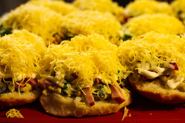 Round buns with stuffing for chisburgera only ispechonny
