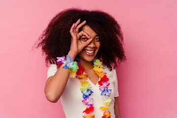 Obraz na płótnie Canvas Young african american woman wearing a hawaiian stuff excited keeping ok gesture on eye.