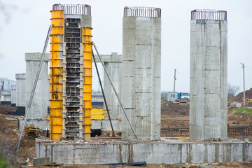 construction of reinforced concrete columns of the transport bridge