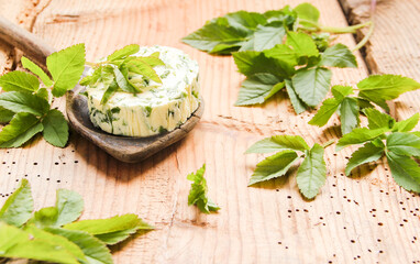Giersch Wildkräuterbutter Wildkräuter Wildgemüse Butter Kräuterbutter selber machen