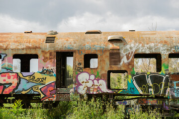 tren abandonado y pintado con grafitis 