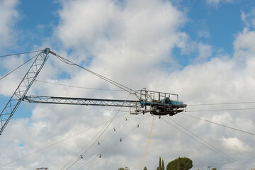 grúa eléctrica de la instalación deportiva de un cable  ski Marbella 