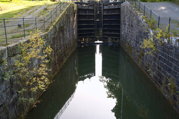 スウェーデンの古い水門のある風景