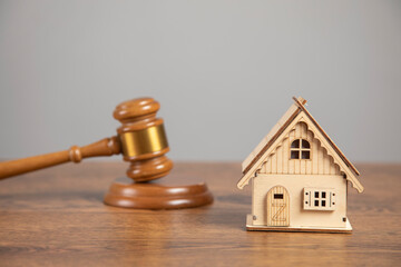 law judge gavel with house model