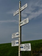 Sturmflutsäule am Nordsee-Deich