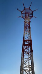 Torre de antenas para radiocomunicaciones de navegaci&oacute;n a&eacute;rea. Concepto de telecomunicaciones.