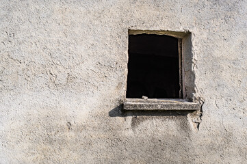 stare okno w ścianie