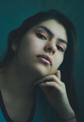 Retrato de chica joven con fondo de un color uniforme y alto contraste