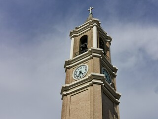 Fototapeta na wymiar Campanile di una chiesa con orologio
