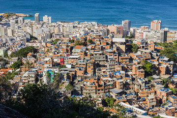 Fototapeta na wymiar morro do cantagalo with the ipanema district and arpoador beach in the background.